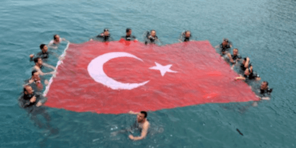 Haberler.com - Deniz Altında ve Üstünde Kutlama